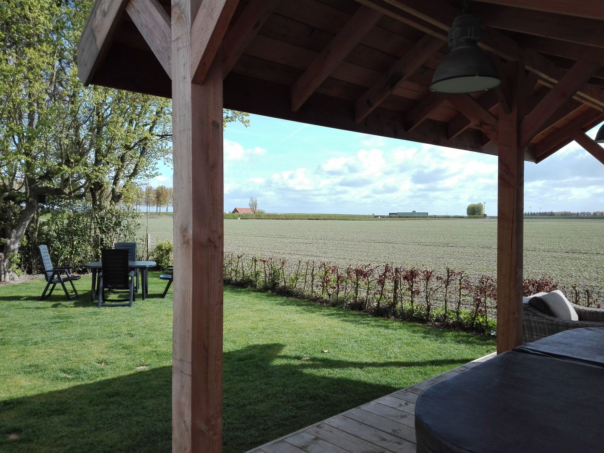 Geschakelde bungalow in een blok van vier, geschikt voor 6 personen (1 huisdier max.), gelegen op een kleinschalig autovrij vakantiepark op loopafstand van het oude vissersdorp Stavenisse.

De begane ..