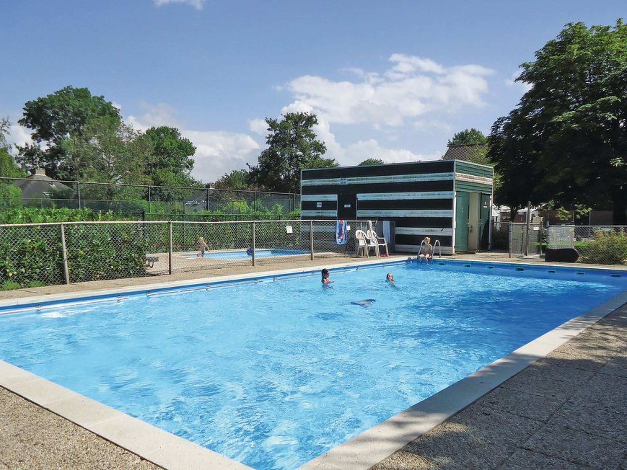 "Buurtweg213" mit Schwimmbad-Drinnen