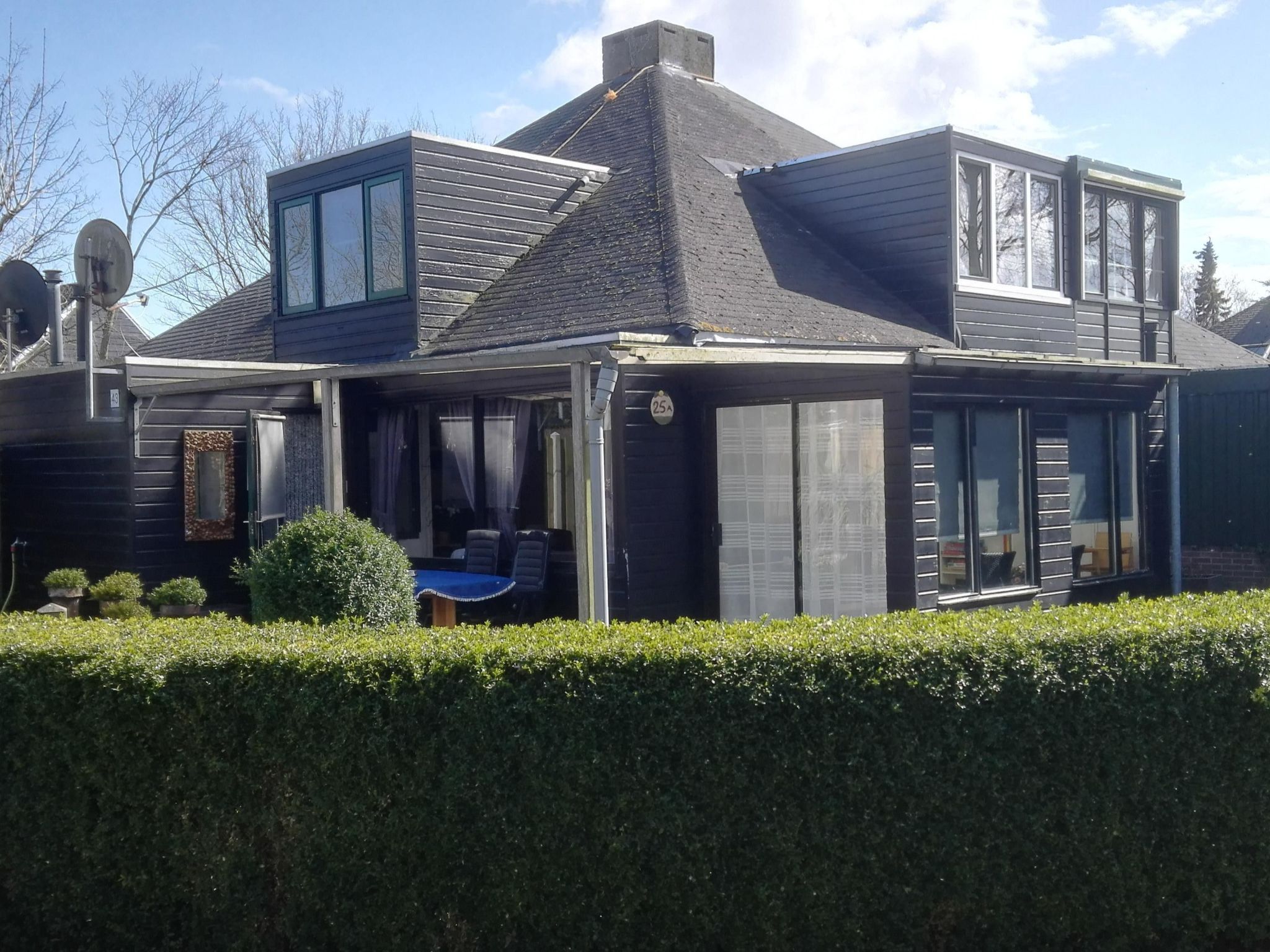 Deze vakantiewoning ligt in een kindvriendelijk, autovrij recreatiepark.

Het huis beschikt over een ruime tuin met veel privacy. Tuinmeubilair is uiteraard aanwezig. Het perceel is omsloten.

De vaka..