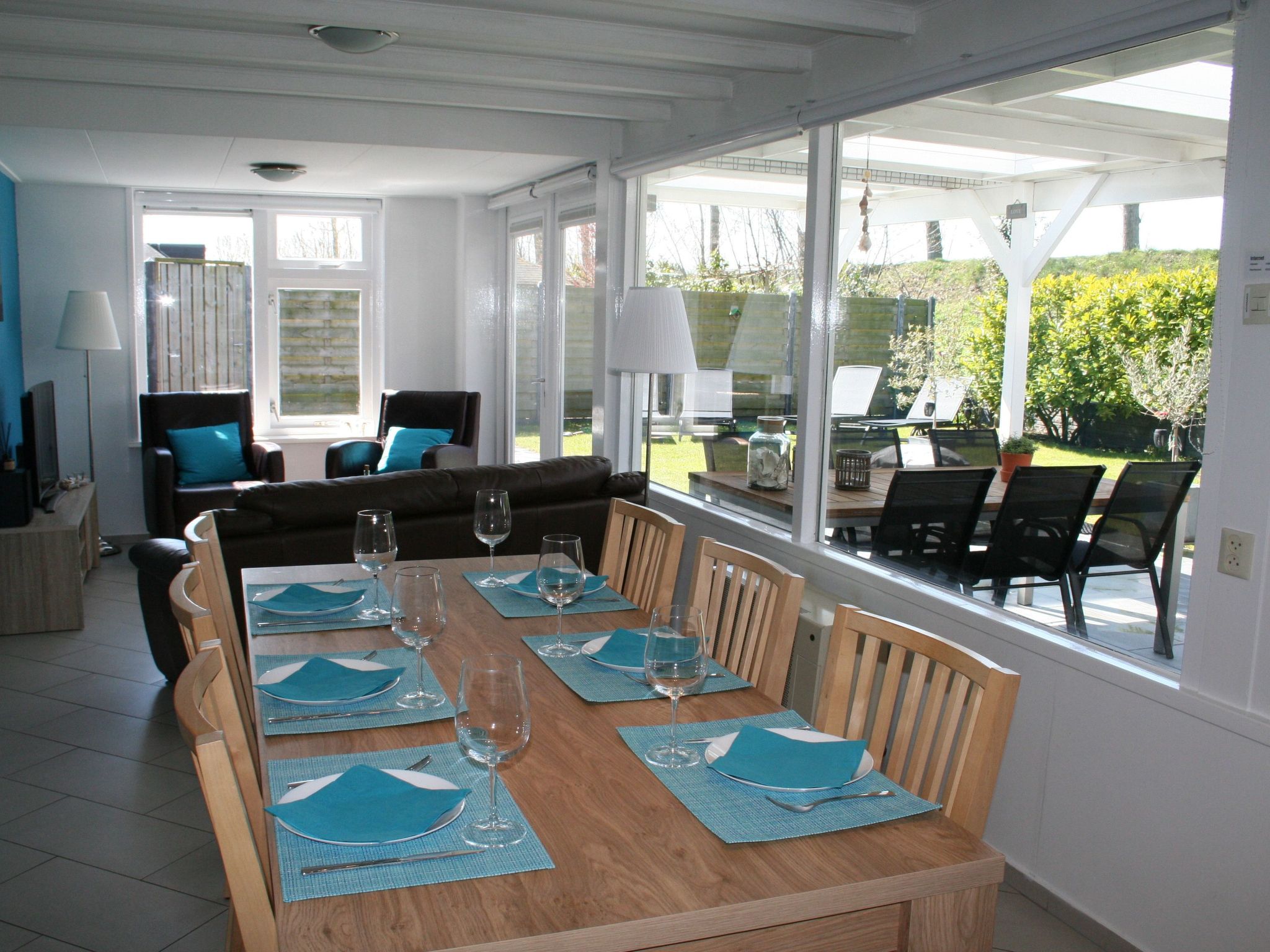 Ontdek ons gezellige vakantiehuis op een vredig vakantiepark in Zeeland, perfect gelegen op het eiland Tholen. Dit is de ultieme plek voor wie op zoek is naar rust en ontspanning, weg van de drukte. D..