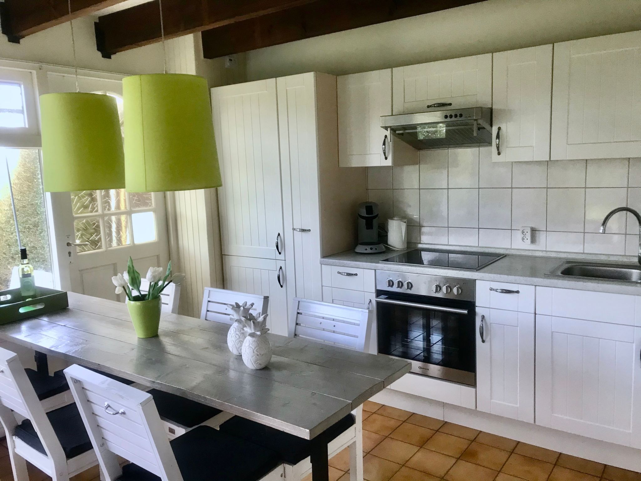 Gemütliches Vier-Personen-Bungalow mit Überdachung