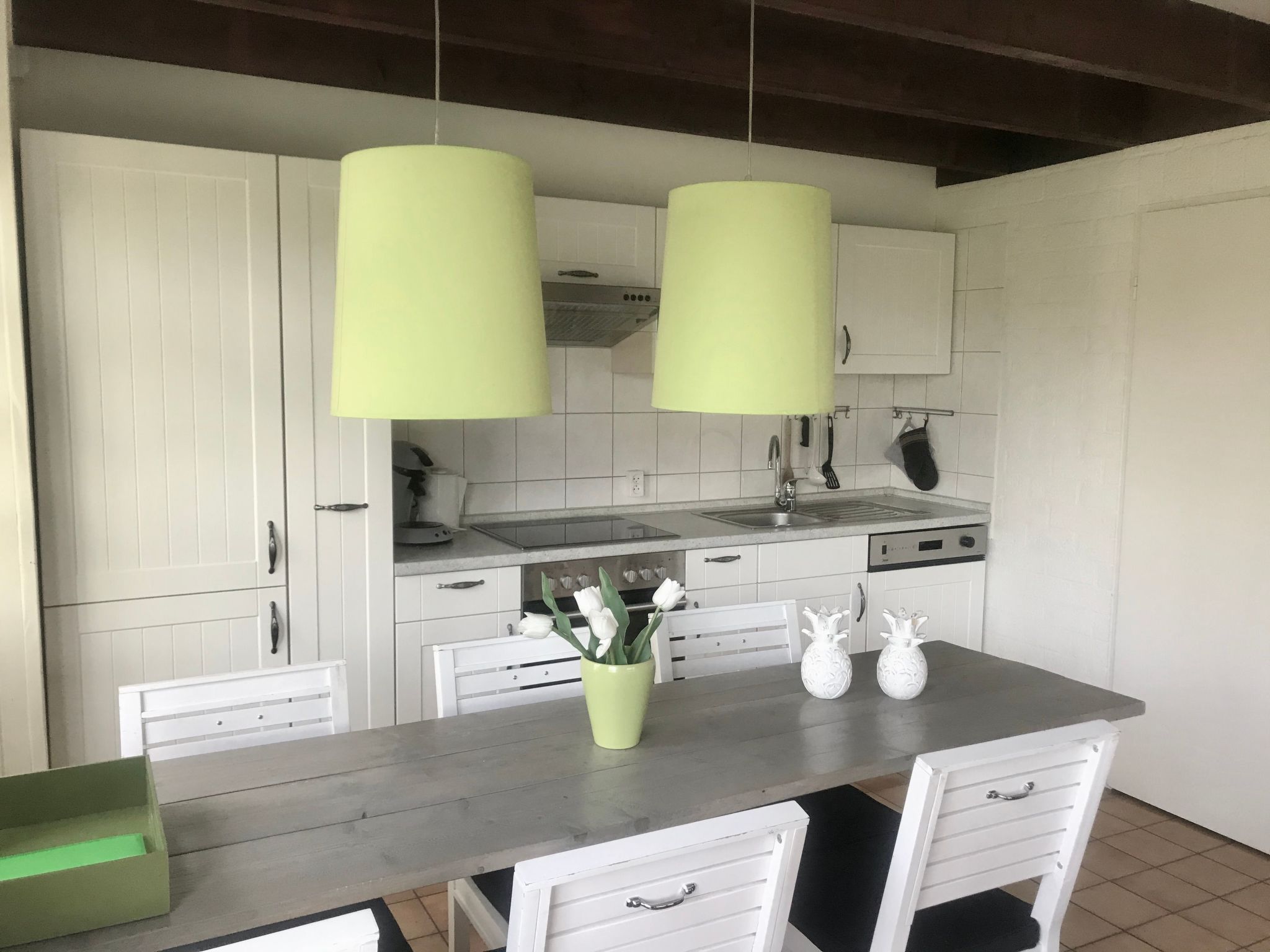 Gemütliches Vier-Personen-Bungalow mit Überdachung-Dedans