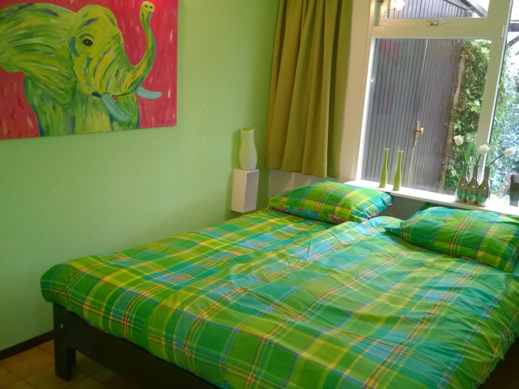 Gemütliches Vier-Personen-Bungalow mit Überdachung-Dedans