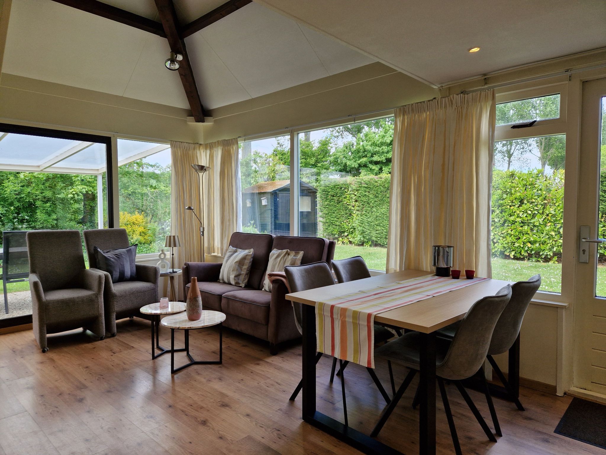 Discover this charming bungalow, which stands out for its excellent location near the central car park, making it particularly easily accessible. With the option of using a handcart for your luggage, ..