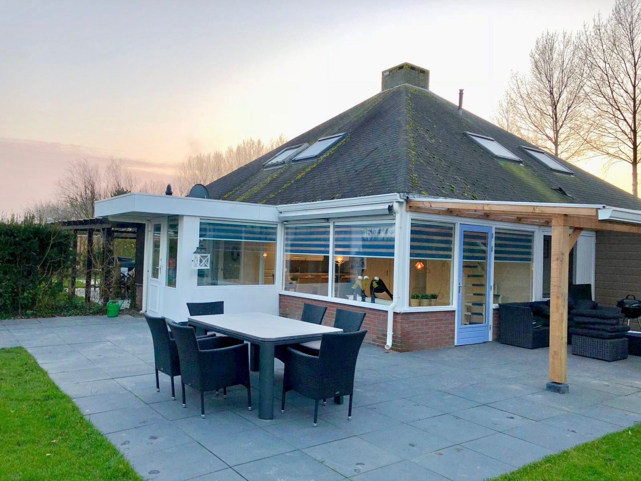 Prachtige bungalow in strandhuis stijl op een gemoedelijk kleinschalig vakantiepark met gemeenschappelijke te gebruiken speeltuin, tennisbaan en zwembad

Deze prachtige quadrant bungalow is in 2017 co..