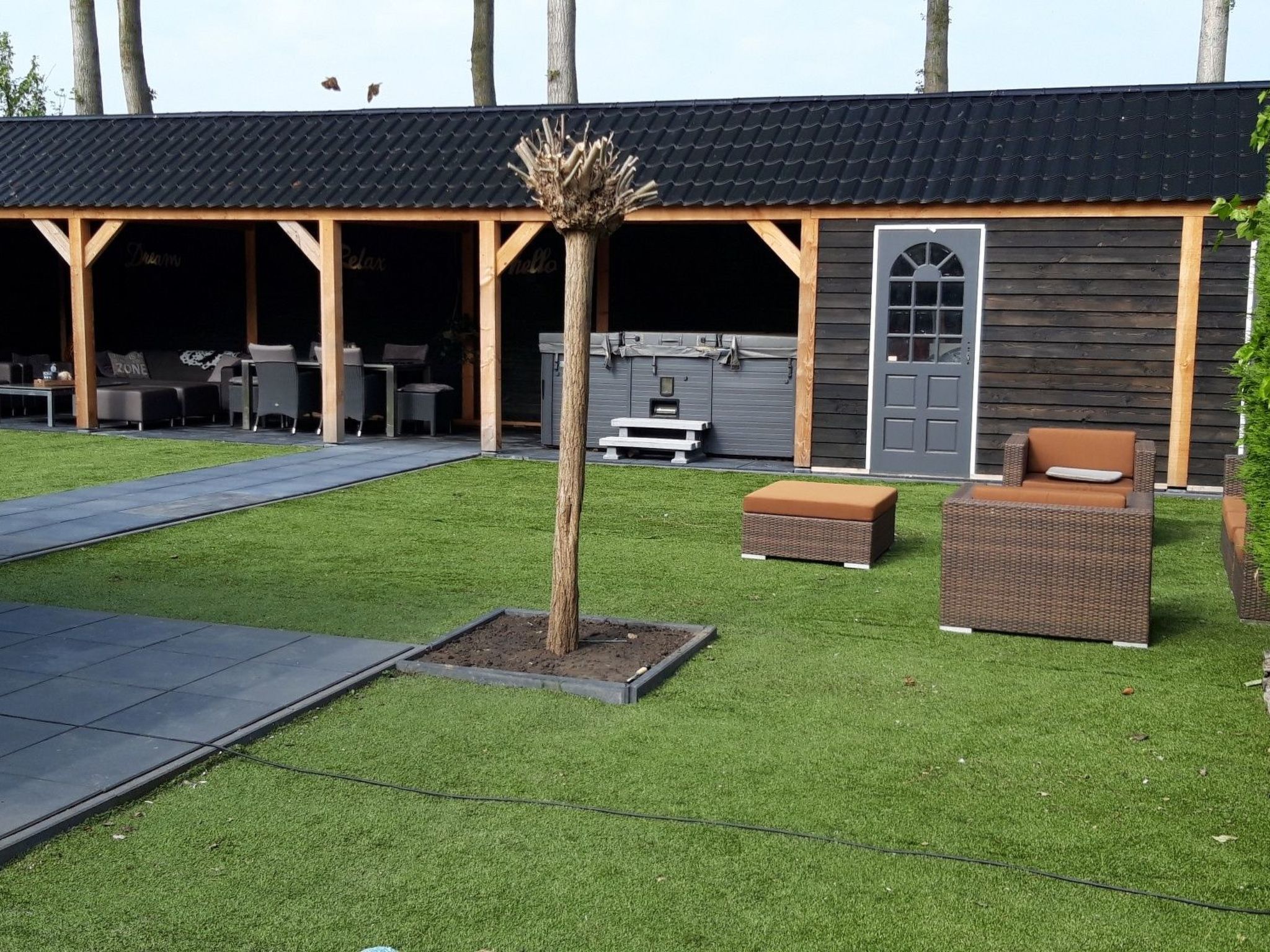 Deze geschakelde bungalow is gelegen in de buurt van de centrale parkeerplaats, waardoor het gemakkelijk bereikbaar is. Een uitstekende stek om in alle rust te recreëren. Op loopafstand van dit objec..