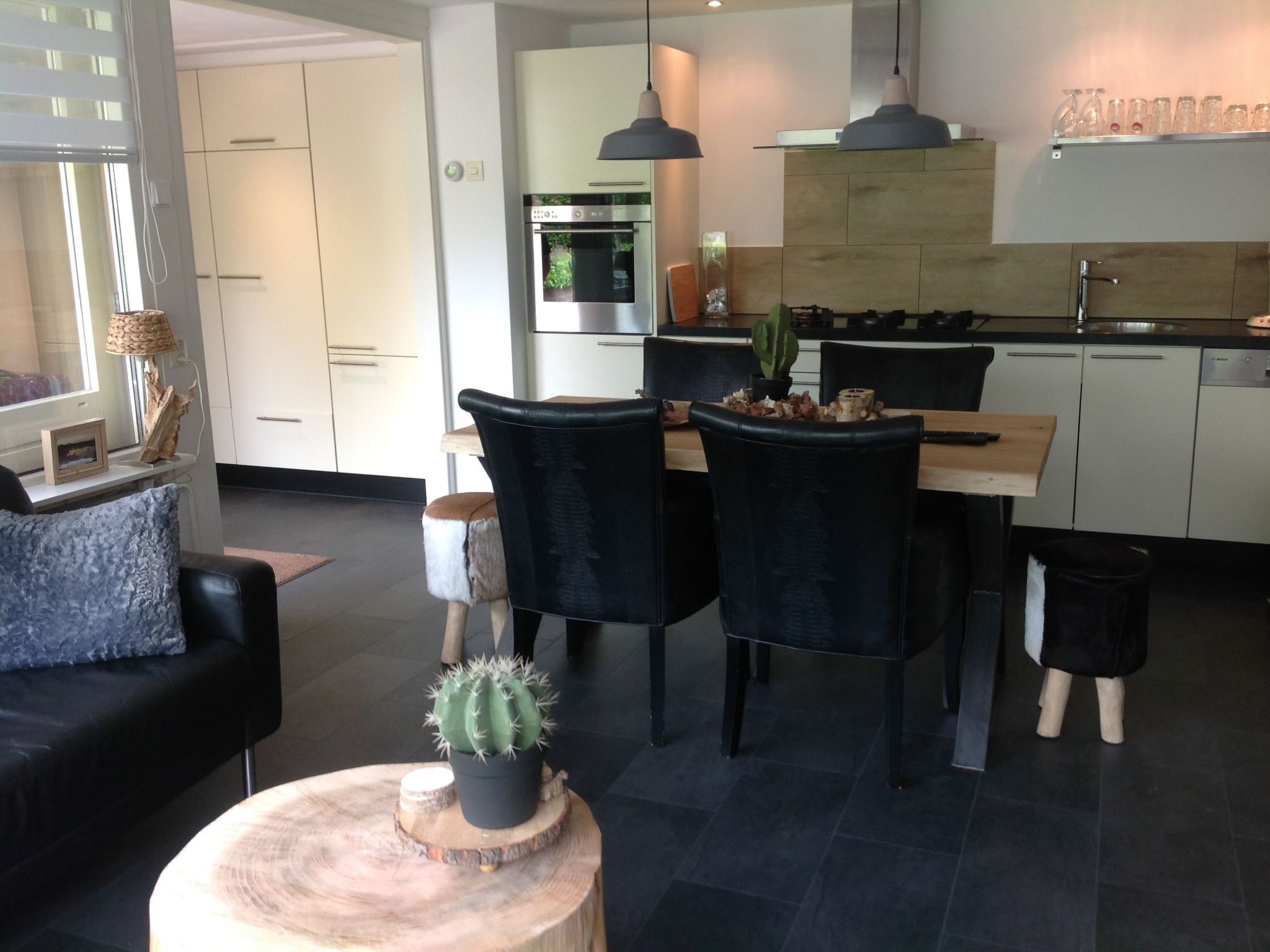 Mit Garten, Grill und Terrasse-Drinnen