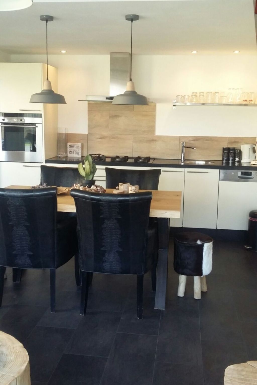 Mit Garten, Grill und Terrasse-Drinnen