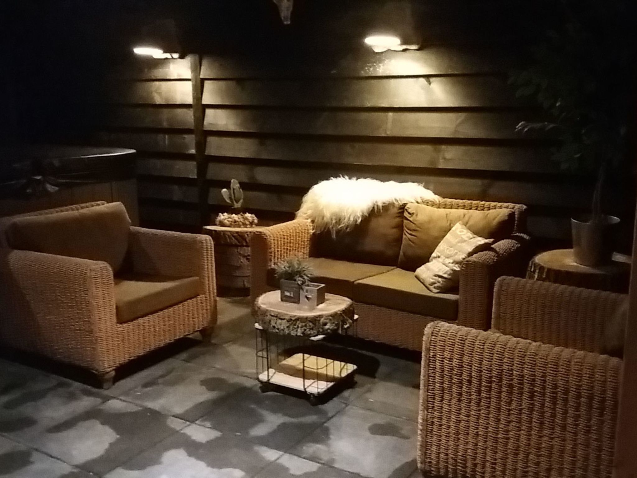 Mit Garten, Grill und Terrasse-Drinnen