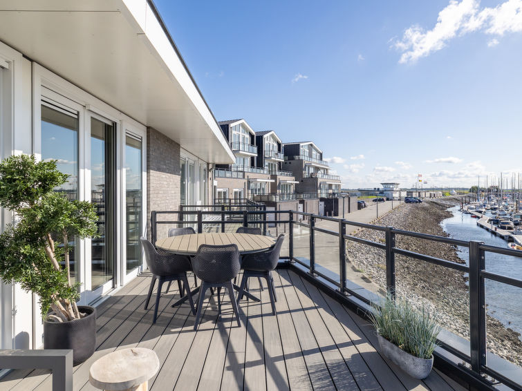 "Vista Maris Somaris", appartement 3-kamers 81 m2. Woonkamer met Flatscreen TV. Uitgang naar het terras. 2 kamers, elke kamer heeft 2 bedden (90 cm, lengte 200 cm), TV. Keuken (4-pits kookplaat, afwas..