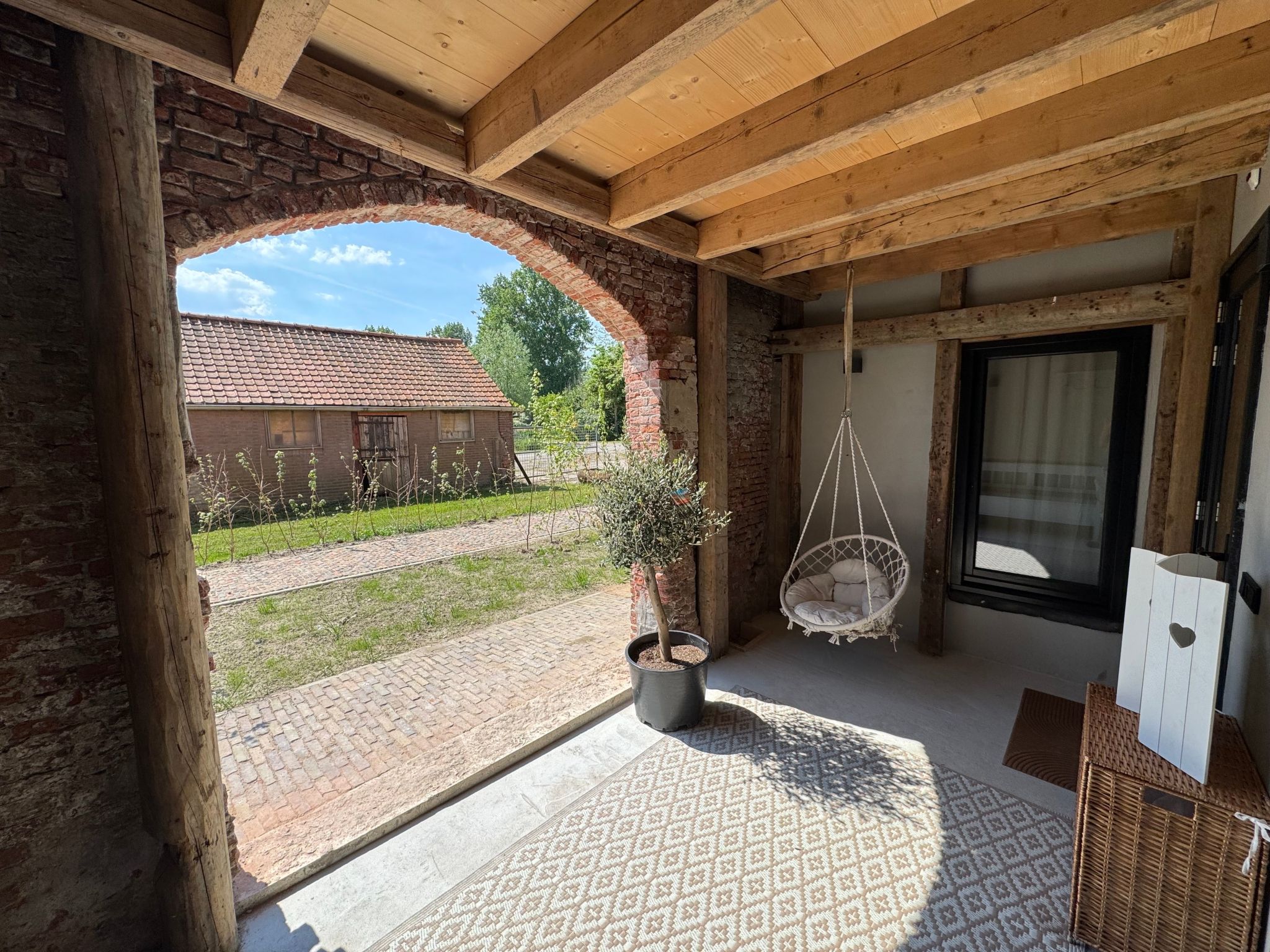 Dieses gemütliche Ferienhaus in Sint-Annaland, Zeeland, bietet mit seinen 2 Schlafzimmern und 1 Badezimmer Platz für 4 Gäste. Untergebracht in einem historischen Bauernhaus, das sorgfältig mit mod..