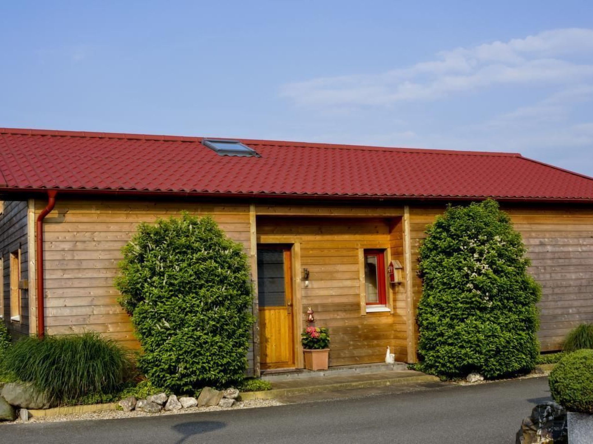 This wooden house has a very attractively furnished living room with satellite TV (ONLY German programmes (33), Dutch programmes can unfortunately NOT be received), DVD player and a small library. The..