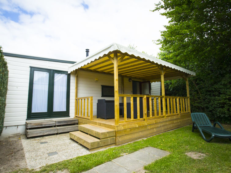 "Veranda 5", chalet 3-kamers 36 m2. Doelmatig ingericht: open woon-/eetkamer met TV en gaskachel. Uitgang naar het terras. 1 2-pers. kamer met 2 bedden. 1 kamer met 1 bed en 1 x 2 stapelbedden. Open k..