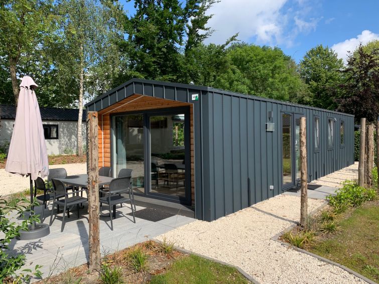 "Berkel 6", chalet 4-kamers op de begane grond. Comfortabel ingericht: woon-/eetkamer met 1 divanbed en Flatscreen TV. Uitgang naar het terras. 1 2-pers. kamer met 2 bedden. 1 2-pers. kamer met 2 bedd..