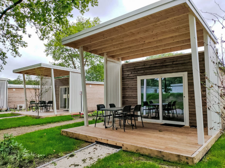 "Tiny Cottage 2+2", chalet 3-kamers op de begane grond. Het objekt is geschikt voor 2 volwassenen + 2 kinderen. Comfortabel ingericht: woon-/eetkamer met 1 divanbed en Flatscreen TV. Uitgang naar het ..