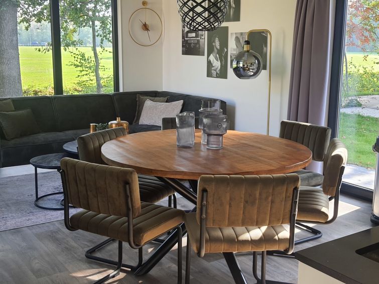 "Cube Split 6", 4-Zimmer-Chalet im Erdgeschoss. Komfortabel eingerichtet: Wohn-/Esszimmer mit 1 Diwanbett und Flachbildschirm. Ausgang zur Terrasse. 1 Doppelzimmer mit 2 Betten. 1 Doppelzimmer mit 2 B..