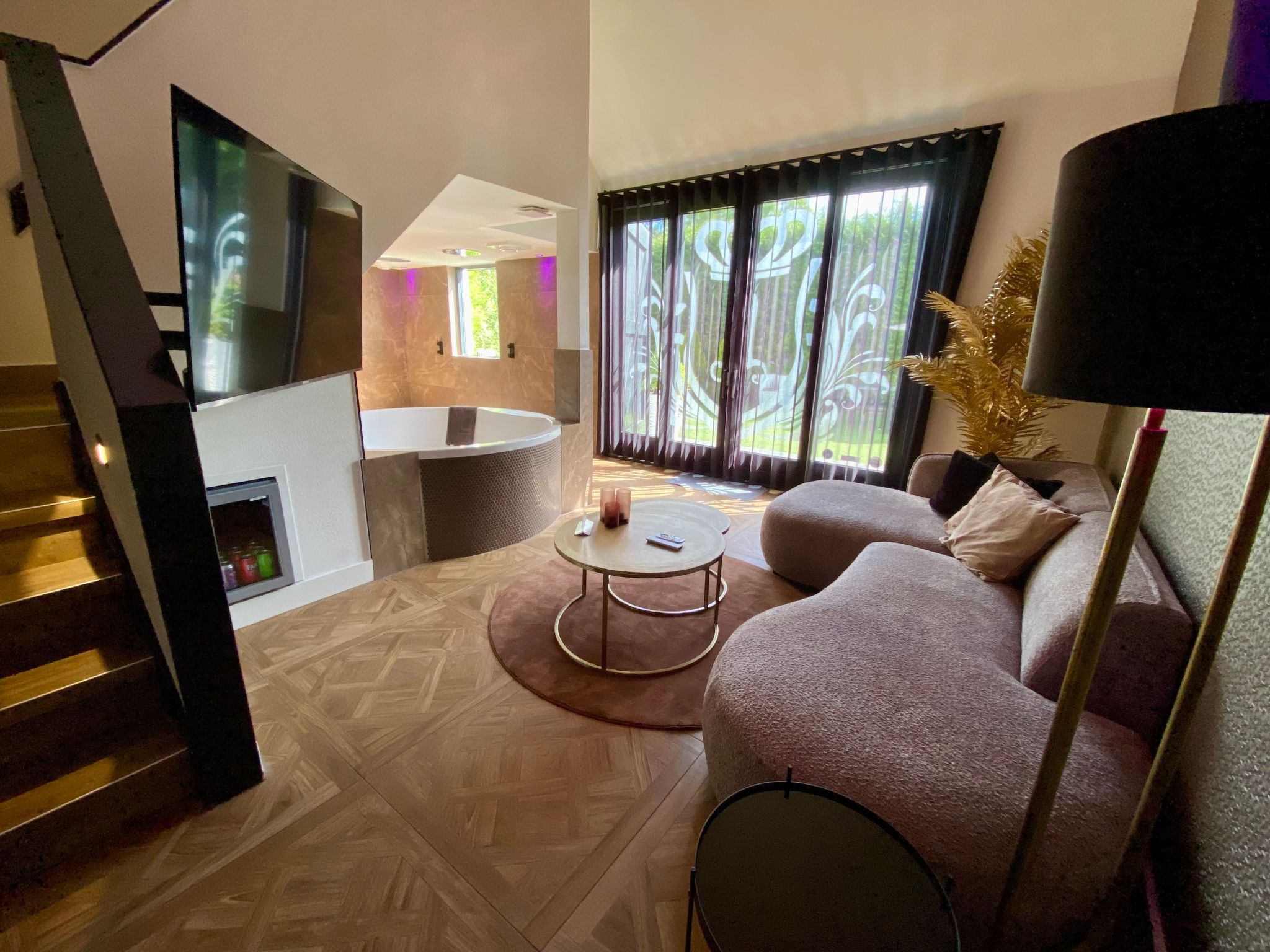 In een rustige zijstraat zonder veel verkeer in Nuland en de eigenaar woont er naast voor vragen en serves

Buitenruimte
Terras met tuinmeubels en parasol, Privé Parkeermogelijkheid voor het verblijf..