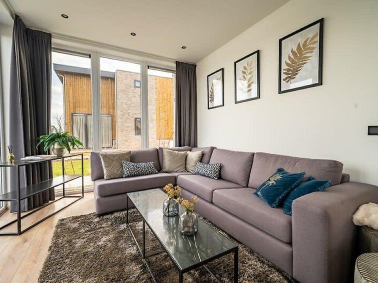 "Pavilion l'etage 10", villa 6-kamers 150 m2 op 2 verdiepingen. Licht, comfortabel en stijlvol ingericht: woon-/eetkamer met 1 divanbed, eettafel en Flatscreen TV. Uitgang naar het terras. 1 kamer met..