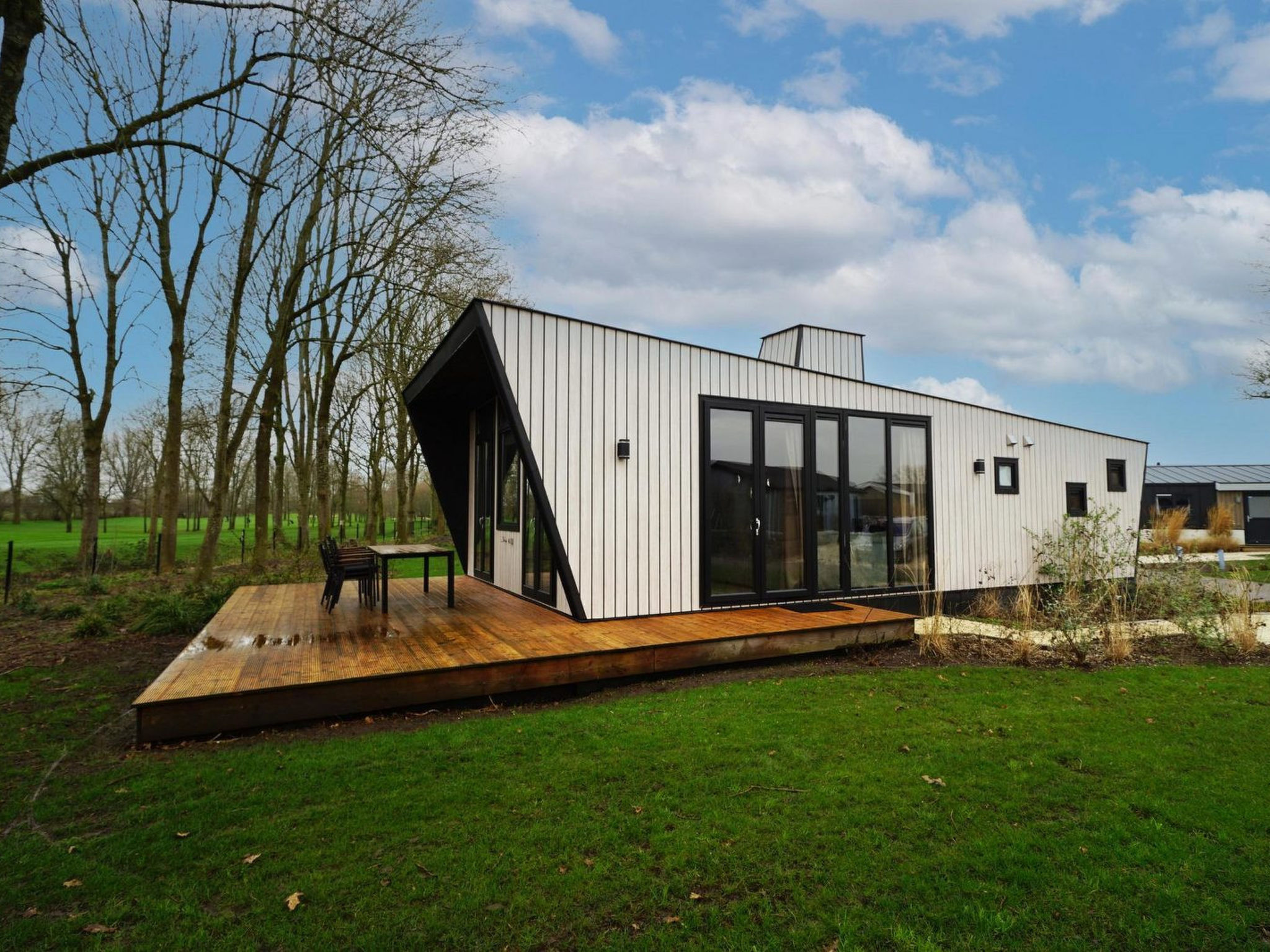Geniet van comfort en natuur in de Weide lande 6 personen lodge op Vakantiepark aan de Maas – een sfeervolle plek voor 6 personen, met volop rust, ruimte en gezelligheid aan het water.

De Weide lan..