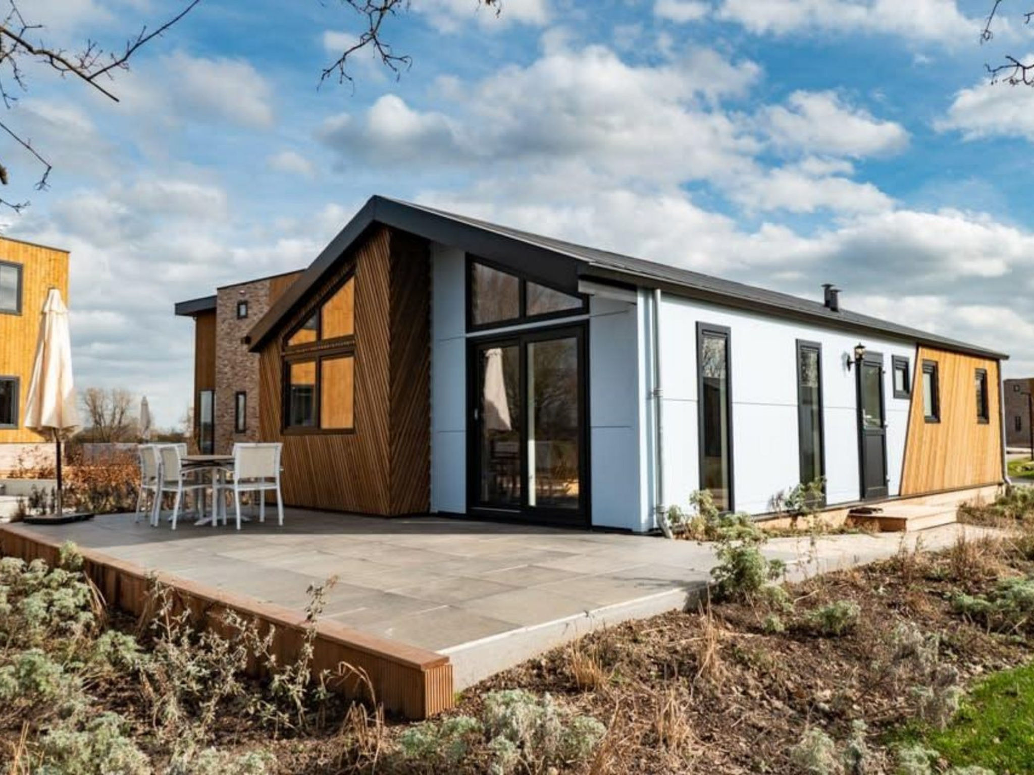 Modern en ruim chalet voor 6 personen op Vakantiepark aan de Maas – ideaal voor gezinnen die comfort en natuur willen combineren.

De stijlvolle Gelderse lande 6 personen voelt dankzij het hoge plaf..