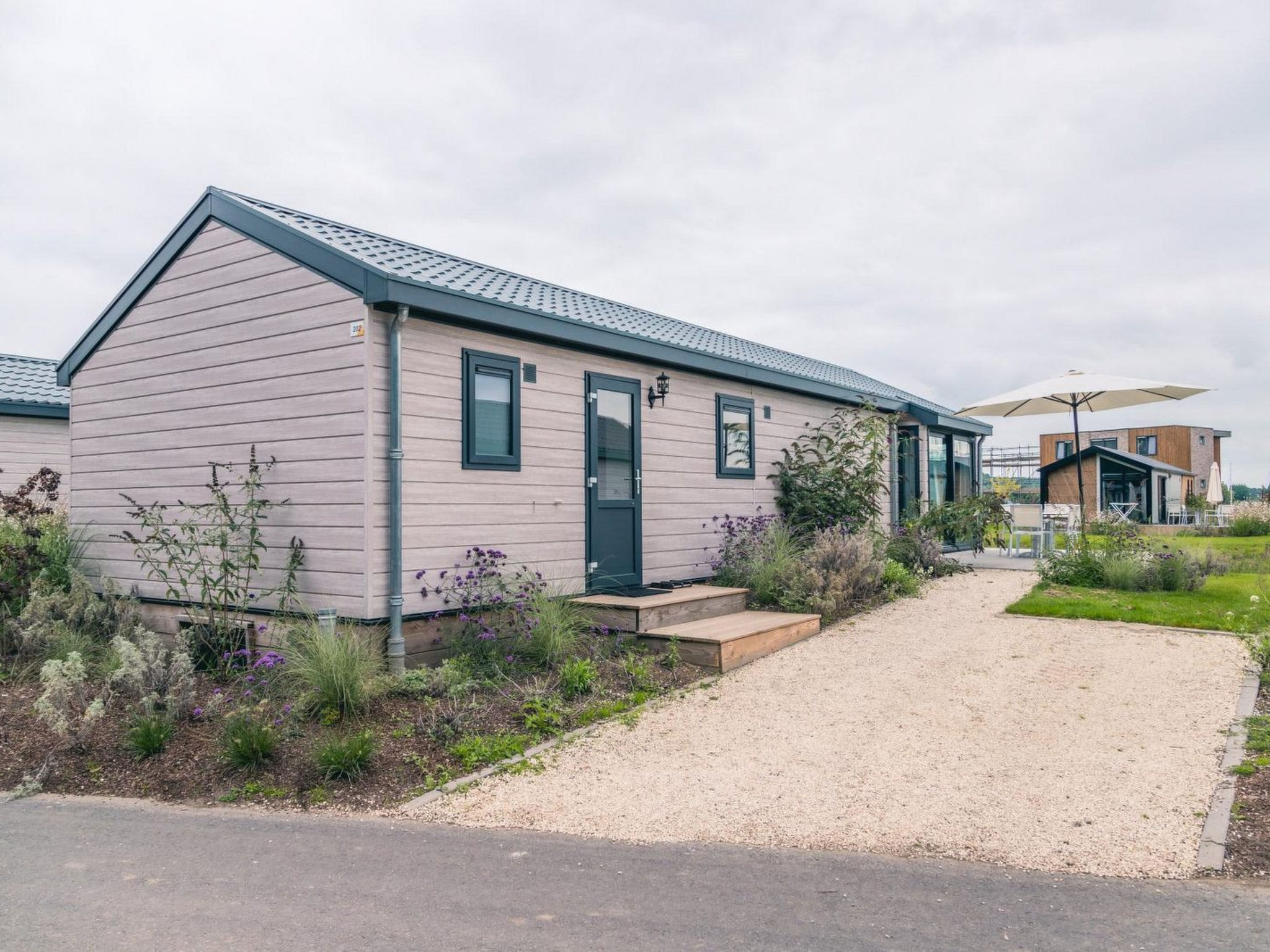 Velthorst 6 is een modern en comfortabel chalet, volledig gelijkvloers en ontworpen voor 6 personen. Dankzij de grote ramen is het binnen heerlijk licht en ruimtelijk. De woonkamer beschikt over een k..