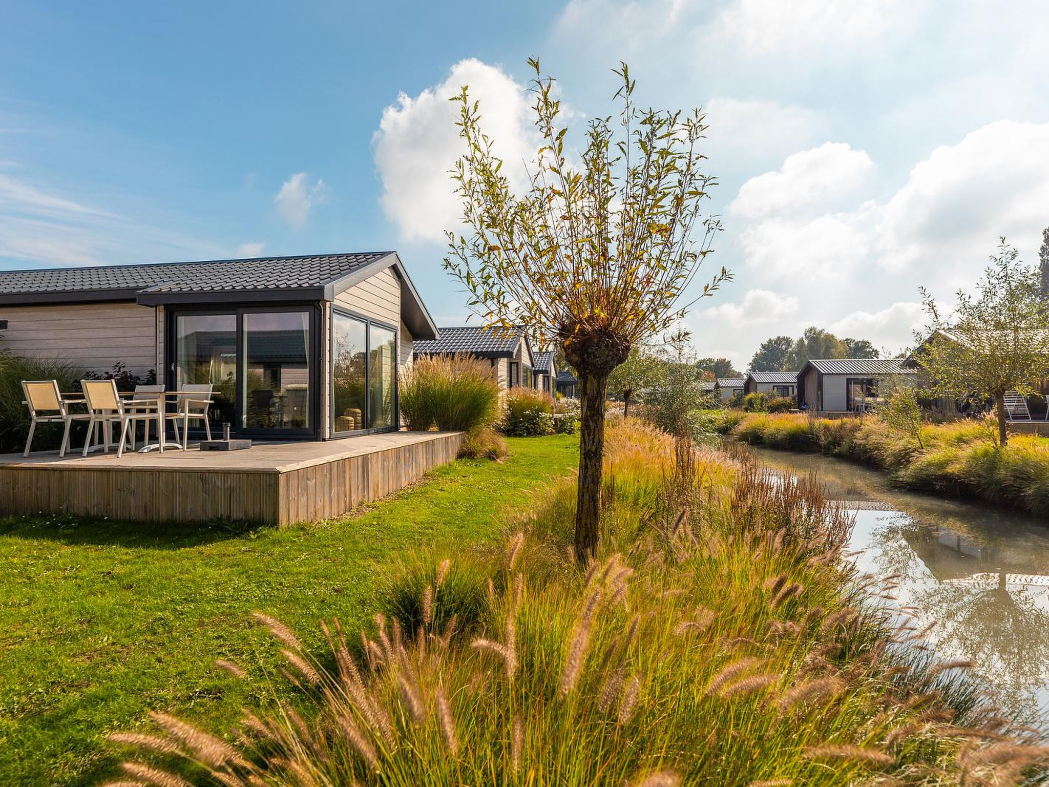 Velthorst 4 – licht, comfortabel en van alle gemakken voorzien

Velthorst 4 staat bekend om zijn grote raampartijen en frisse, lichte interieur. Dit vrijstaande, gelijkvloerse chalet is geschikt voo..