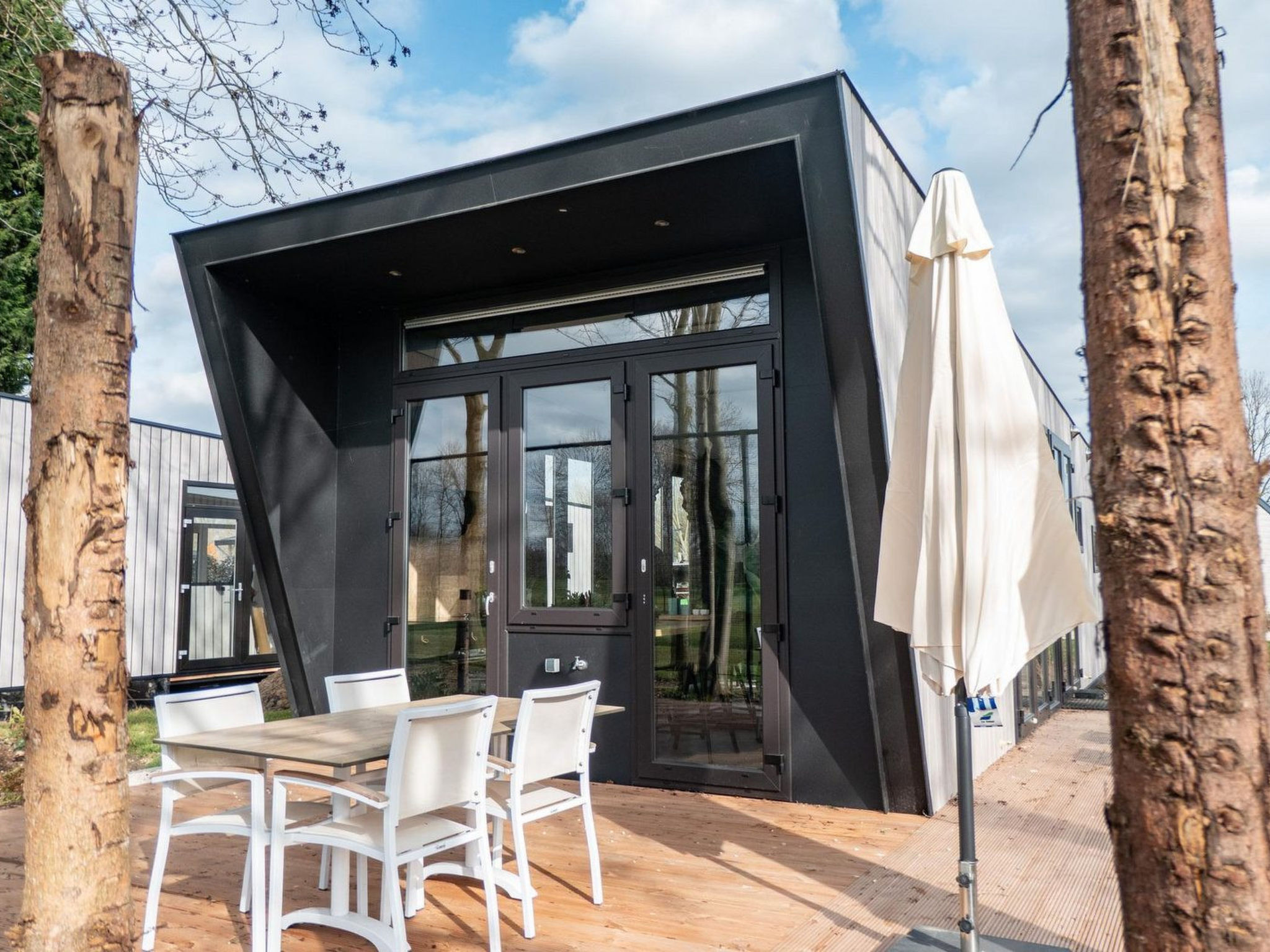 Ervaar rust en comfort in de Weide lande 4-persoons lodge bij Holiday Park aan de Maas – een moderne en duurzame accommodatie voor 4 personen, midden in het groen.

Weide lande 4-personen is een hed..