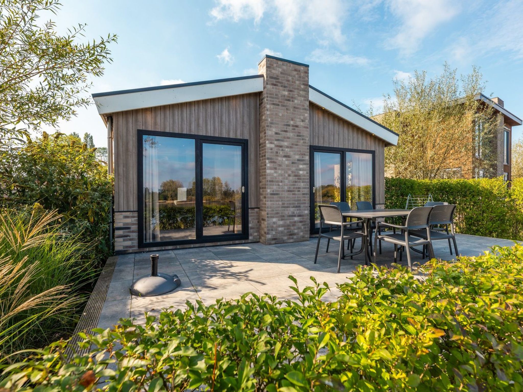 "Aan de Maas - Gelderse Lande Waterzicht | 6p", 3-Zimmer-Chalet 50 m2. Objekt geeignet für 6 Erwachsene. 1 Zimmer mit 1 Doppelbett und TV. 1 Zimmer mit 2 Betten. 1 Zimmer mit 2 Betten. Offene Küche ..