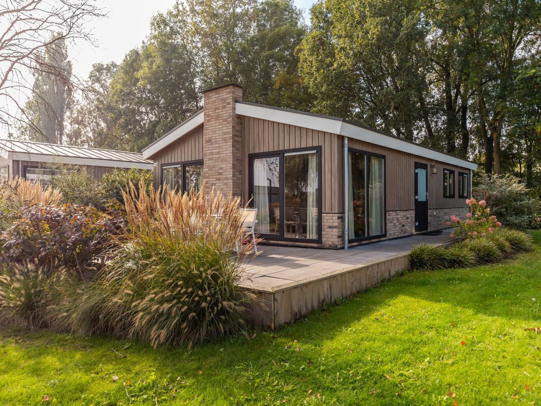 "Vakantiepark Aan de Maas - Gelderse Lande | 6p", 3-Zimmer-Chalet 45 m2. Objekt geeignet für 6 Erwachsene. 1 Zimmer mit 1 Doppelbett und TV. 1 Zimmer mit 2 Betten. 1 Zimmer mit 2 Betten. Offene Küch..