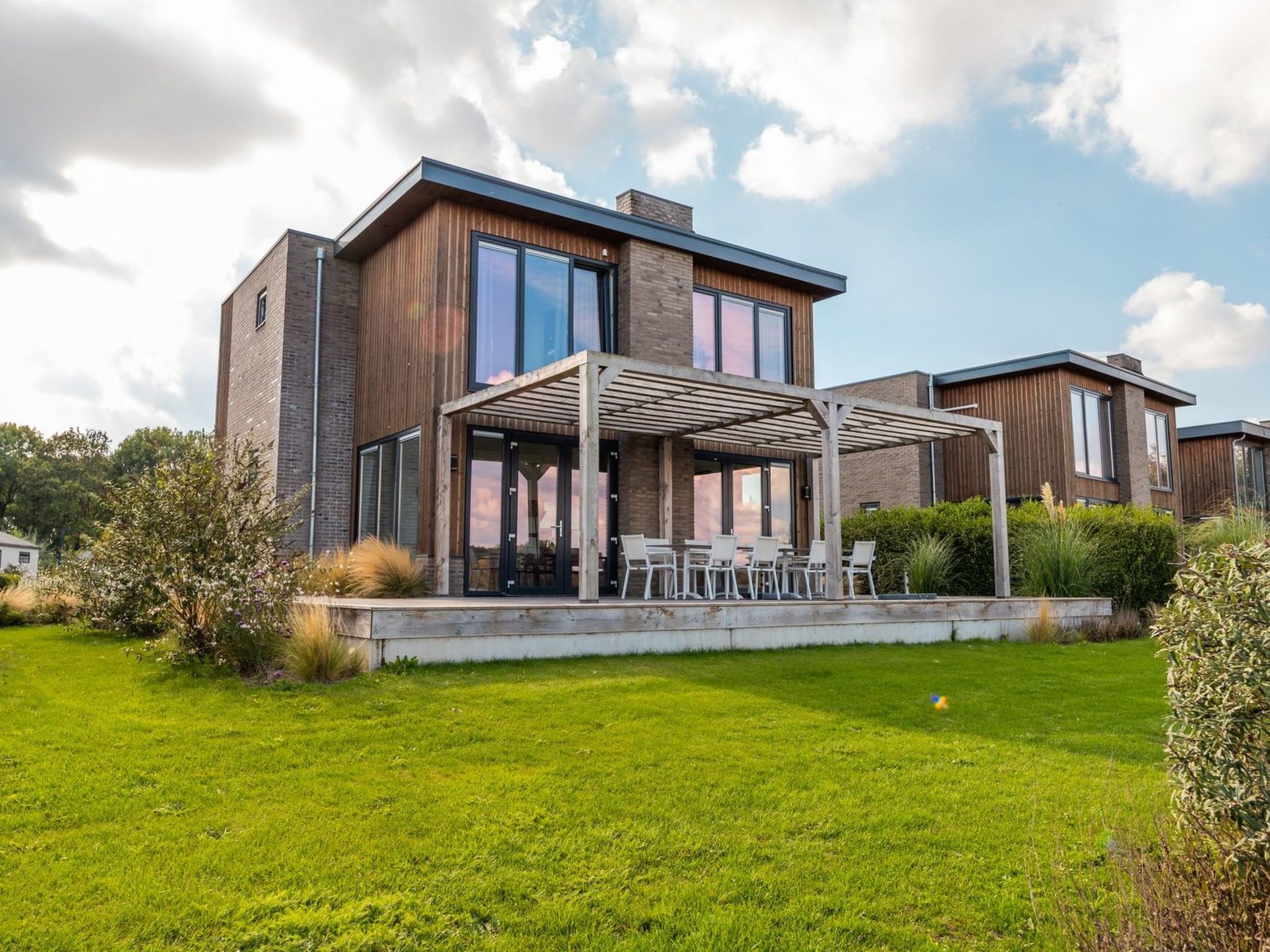 "Aan de Maas - Maas Villa Waterzicht | 8p", 4-Zimmer-Chalet 150 m2. Objekt geeignet für 8 Erwachsene. 1 Zimmer mit 1 Doppelbett und TV. 1 Zimmer mit 1 Doppelbett. 1 Zimmer mit 1 Doppelbett. 1 Zimmer ..