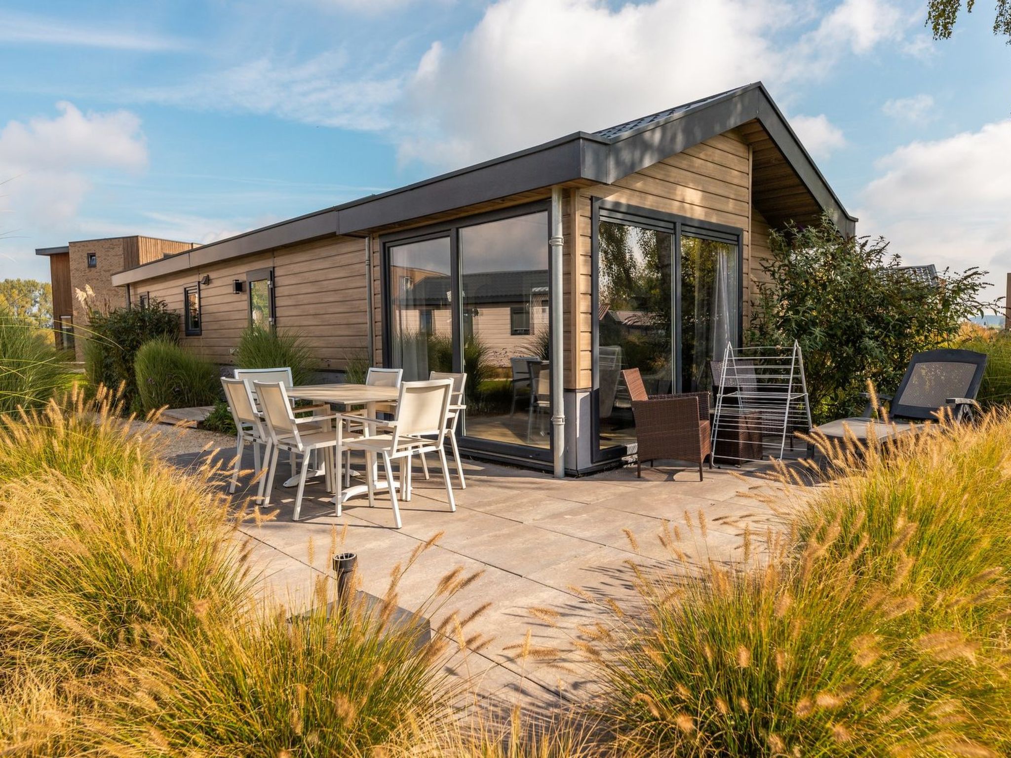 "Vakantiepark Aan de Maas - Maas Lande | 6p", chalet 3-kamers 45 m2. Het objekt is geschikt voor 6 volwassenen. 1 kamer met 1 2-pers bed en TV. 1 kamer met 2 bedden. 1 kamer met 2 bedden. Open keuken ..