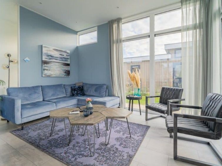 "Pavilion Waterfront 6", 4-Zimmer-Bungalow 70 m2. Hell, modern und gemütlich eingerichtet: Wohn-/Esszimmer mit Esstisch und TV. Ausgang zur Terrasse. 3 Zimmer, jedes Zimmer mit 2 Betten. Kochnische (..