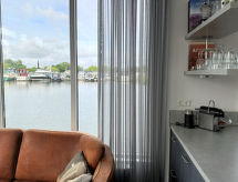 Woonboot Maasterp: Uniek verblijf aan het water in Limburg - thumbnail 4