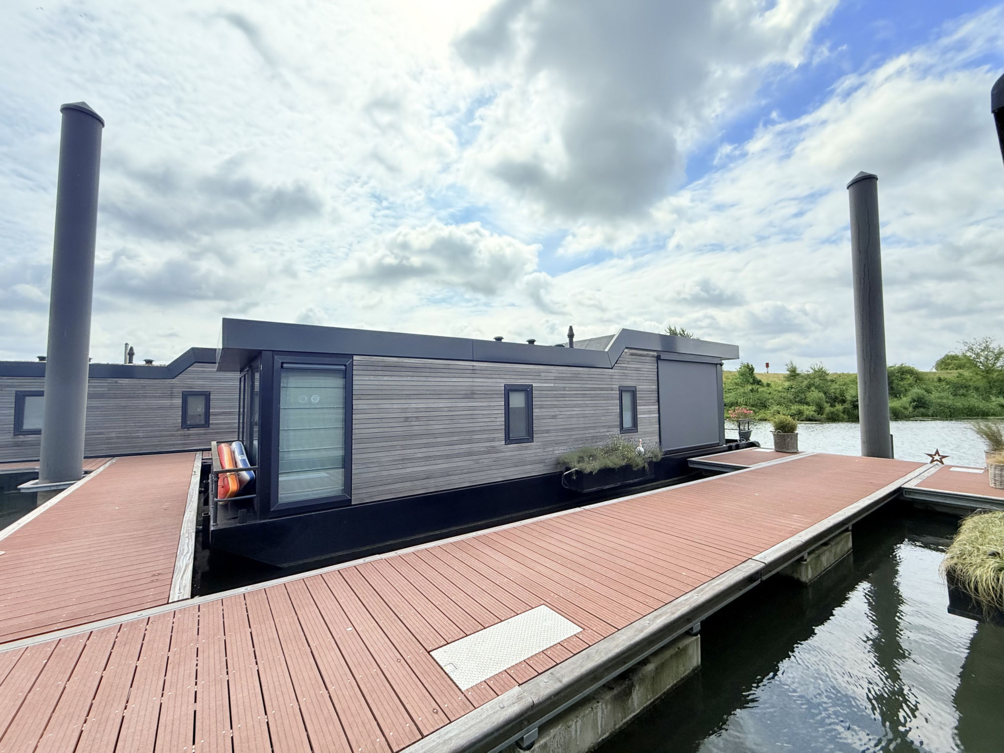 Maasterp - Woonboot 21 — view 1 of 15