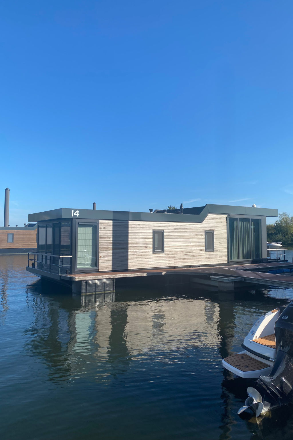 Aufwachen auf dem Wasser – Luxus, Ruhe und eine Aussicht, die nie langweilig wird

Treten Sie in Unterkunft 14 ein und erleben Sie, wie besonders ein Aufenthalt auf dem Wasser sein kann. Diese komfo..