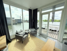 Maasterp: Luxe woonboot aan het water in het Limburgse Maasplassengebied - thumbnail 4