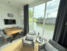 Maasterp: Luxe woonboot aan het water in het Limburgse Maasplassengebied - thumbnail 3