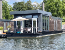 Maasterp: Luxe woonboot aan het water in het Limburgse Maasplassengebied - thumbnail 1