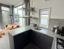 Luxe woonboot Maasterp aan het water in het Limburgse heuvelland - thumbnail 6