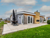Luxe vakantiehuis met verwarmd zwembad in groene omgeving van Bemelen - thumbnail 1