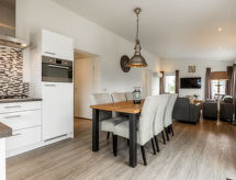 Luxe vakantiehuis met verwarmd zwembad in groene omgeving van Bemelen - thumbnail 4