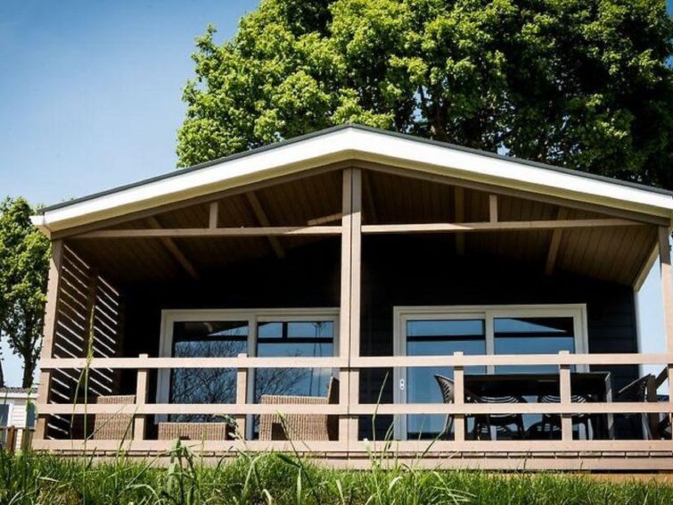 "Grandeur Panorama", bungalow 3-kamers op de begane grond. Comfortabel ingericht: open woon-/eetkamer met Flatscreen TV. Uitgang naar de veranda. 1 2-pers. kamer met 1 x 2 stapelbedden. 1 2-pers. kame..
