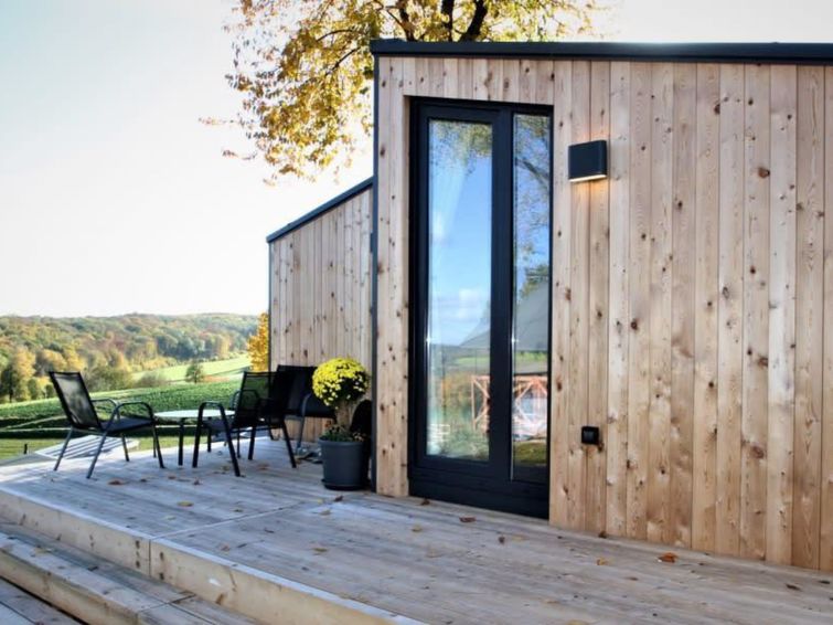 "Panorama Cottage 4", bungalow 3-kamers op de begane grond. Comfortabel ingericht: hal. Woon-/eetkamer met Flatscreen TV. Uitgang naar de veranda. 1 2-pers. kamer met 2 bedden. 1 2-pers. kamer met 1 2..