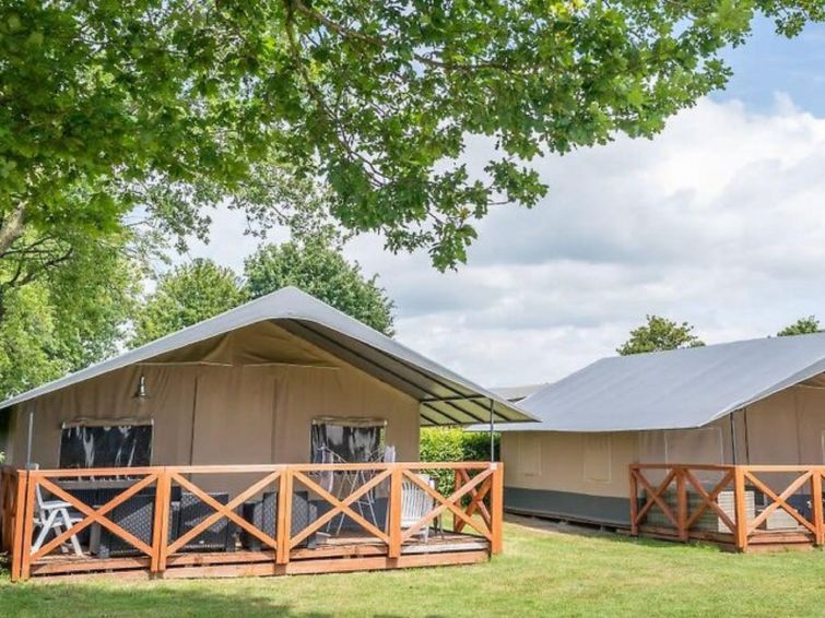 "Panorama Lodge (glamping tent)", bungalow 3-kamers op de begane grond. Comfortabel ingericht: woon-/eetkamer. 1 2-pers. kamer met 1 2-pers bed. 1 kamer met 1 bed en 1 x 2 stapelbedden. Kookhoek (wate..