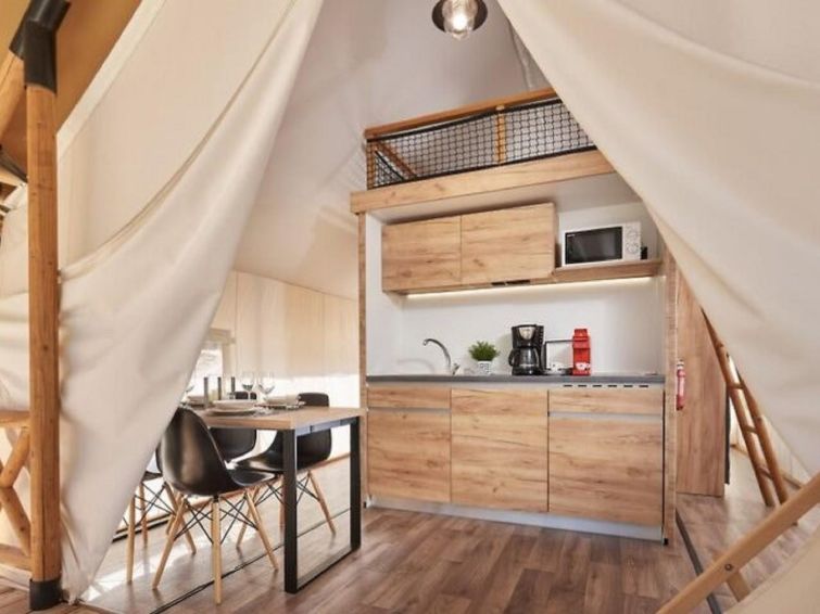 "Lodge de Montagne (glamping tent)", 3-Zimmer-Bungalow im Erdgeschoss. Komfortabel eingerichtet: offenes Wohn-/Esszimmer. 1 Doppelzimmer mit 1 Doppelbett und Flachbildschirm. Kochnische (elektrische K..