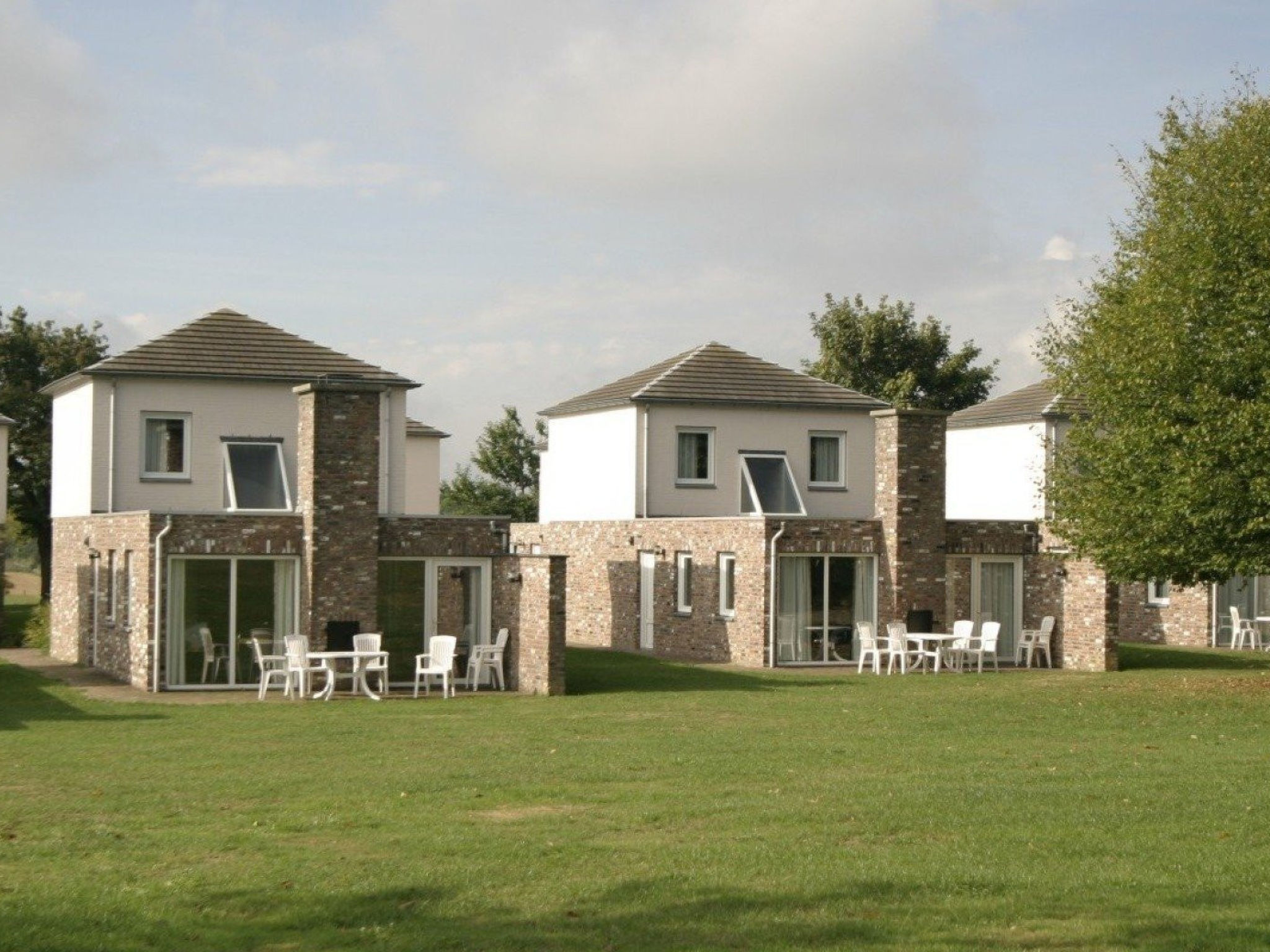 Maximaal 2 huisdieren/honden toegestaan. 6-persoons geschakelde bungalow

Ontdek het comfort van de 6-persoons geschakelde bungalow op Bungalowpark Landsrade, gelegen in het schilderachtige Zuid-Limbu..