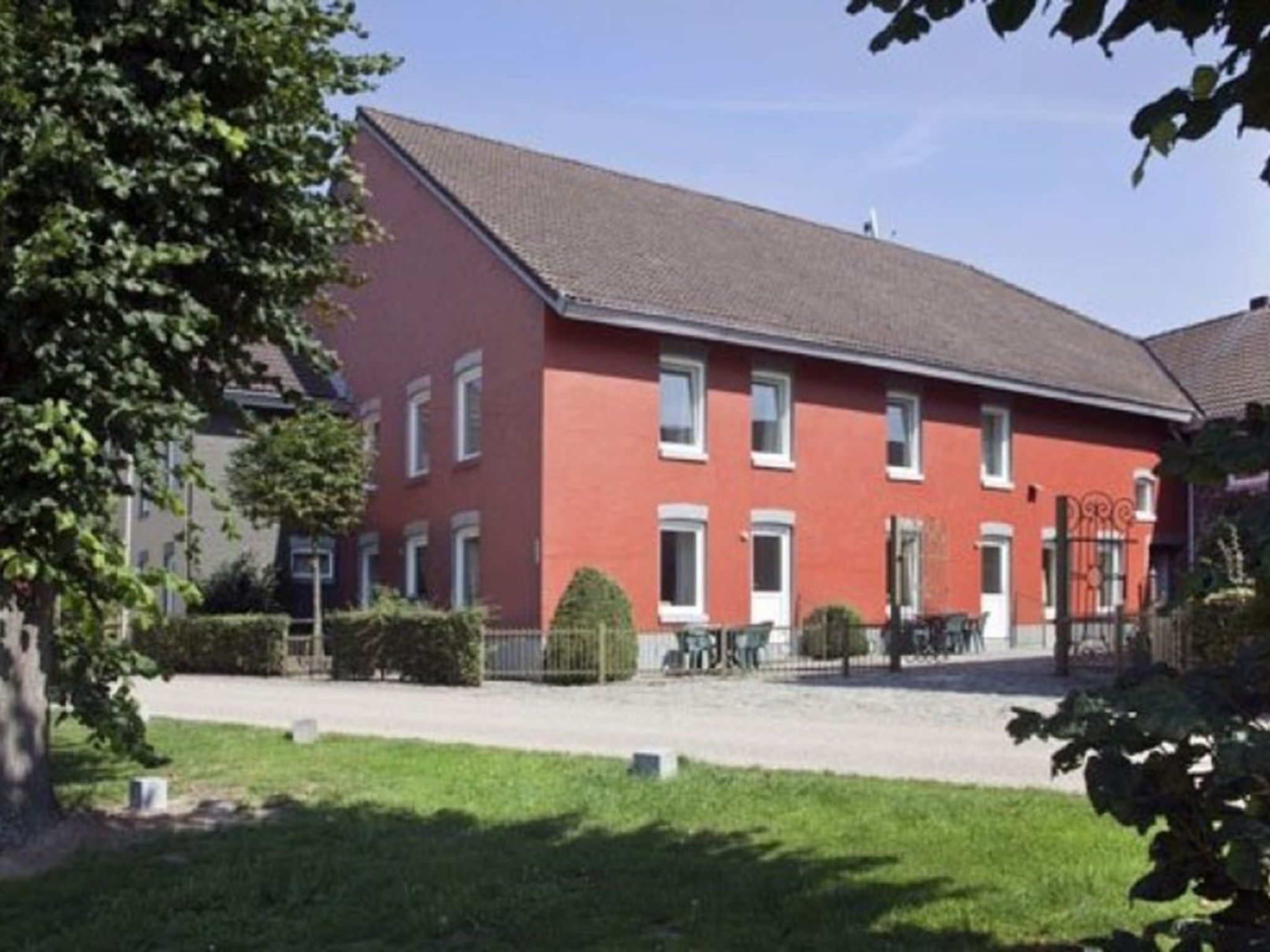 Entdecken Sie den Charme des 4-Personen-Reihenhauses im Bungalowpark Landsrade, gelegen im Herzen der idyllischen Hügellandschaft von Süd-Limburg. Der Bungalow bietet eine warme Atmosphäre und prak..