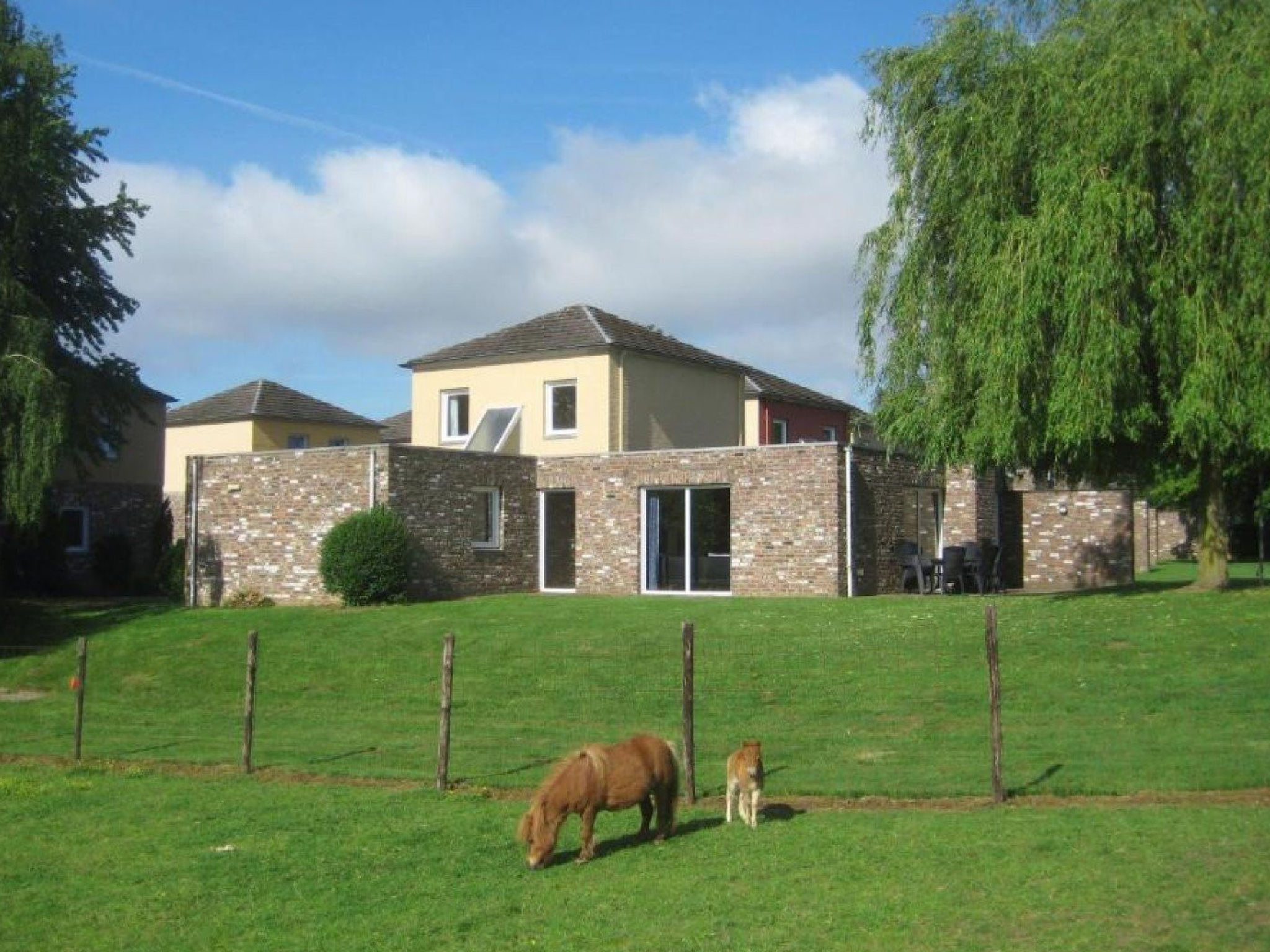 10-Personen-Einzelhaus-Bungalow

Die freistehende 10-Personen-Bungalow des Bungalowparks Landsrade bietet einen luxuriösen Rückzugsort im Limburgischen Hügelland, wo Ruhe, Raum und Komfort im Mitte..