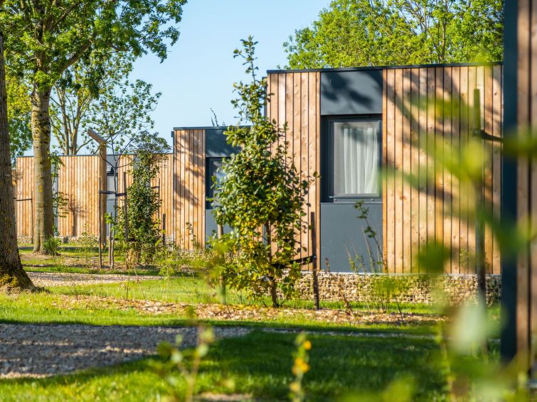 "Domus 4", bungalow 3-kamers 43 m2. Smaakvol en gezellig ingericht: woon-/eetkamer met eettafel en TV. Uitgang naar de veranda. 1 open kamer met 1 2-pers bed. 1 kamer met 2 bedden. Open keuken (afwasm..