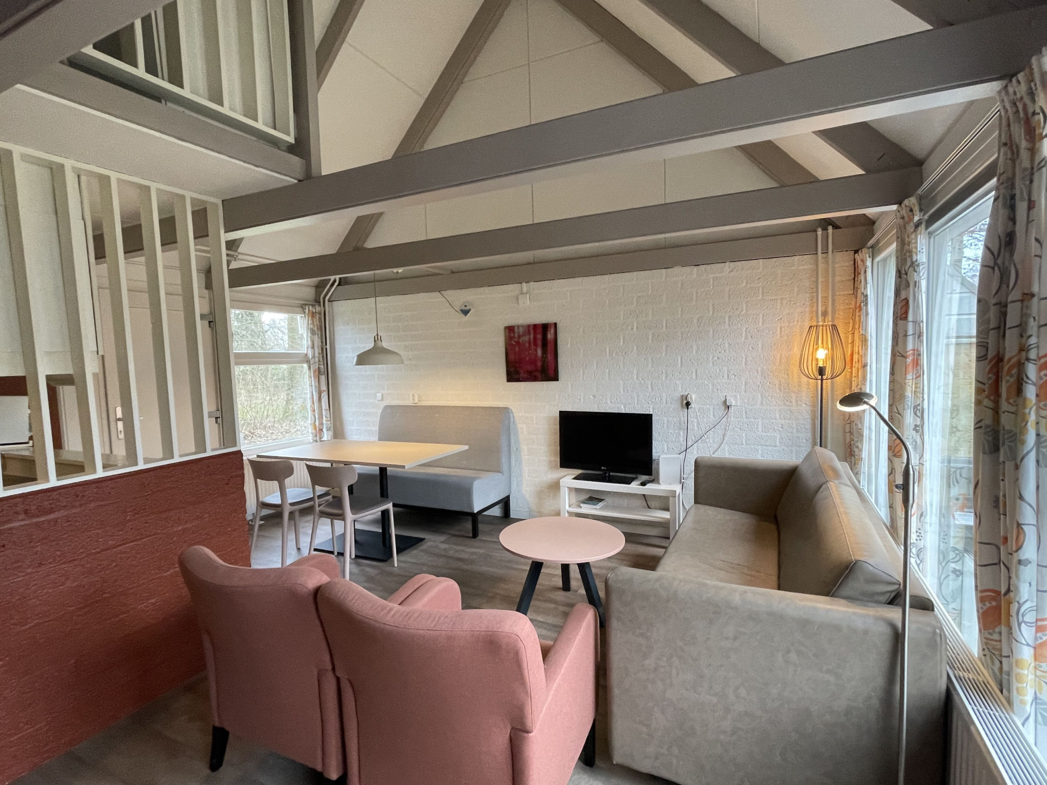 Dit vakantiehuis is perfect voor gezinnen, koppels en groepen vrienden die willen genieten van een ontspannen vakantie in Simpelveld. Het vakantiehuis beschikt over 3 slaapkamers met in totaal 6 bedde..